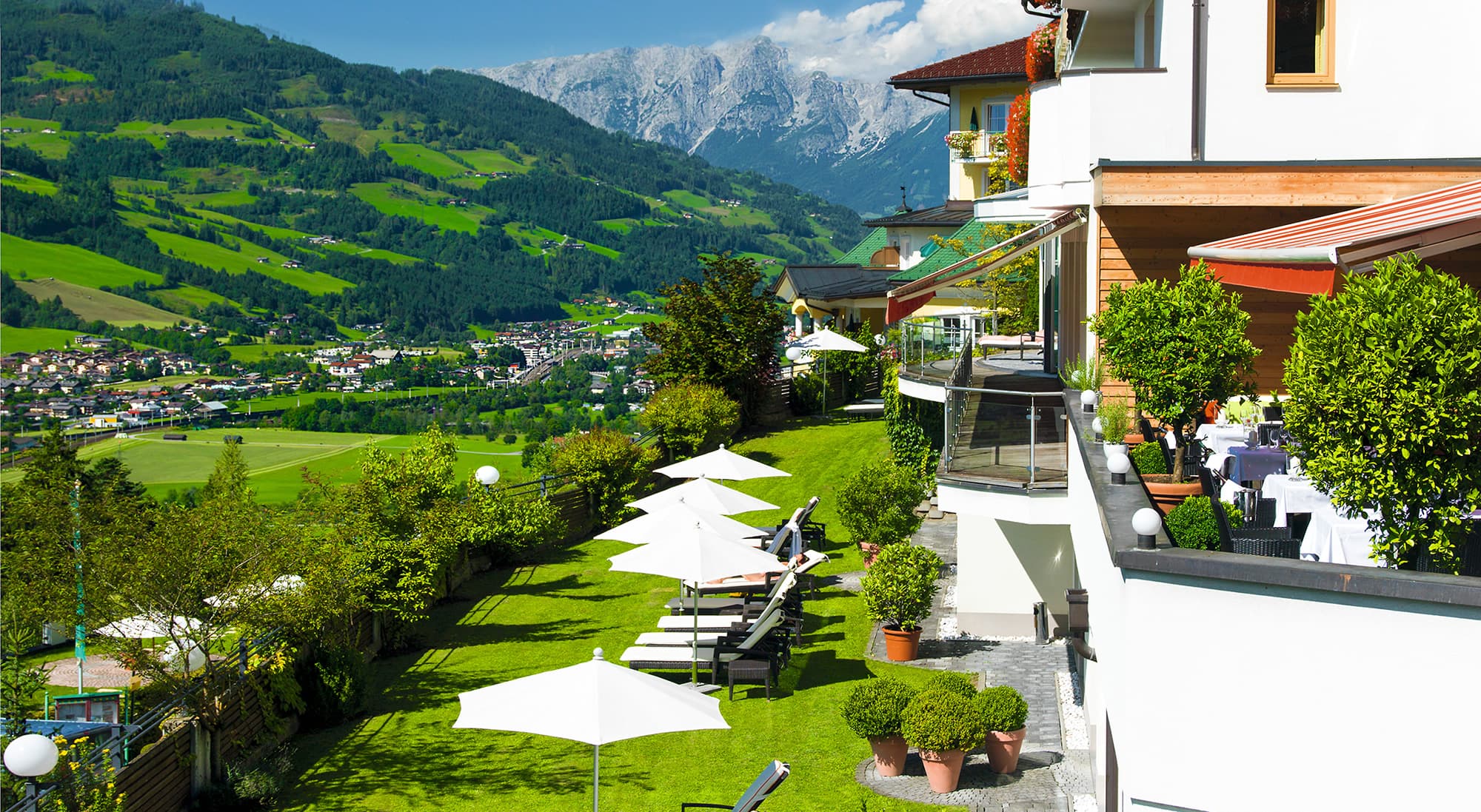 Wunderschöne Gartenanlege mit Blick über das Salzachtal im Hotel Zinnkrügl