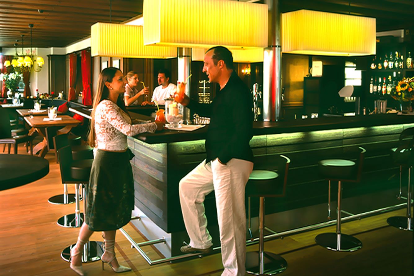 Geselliger Abend an der Hotelbar