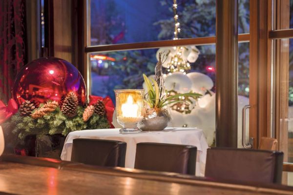Weihnachtlich dekoriertes Hotel