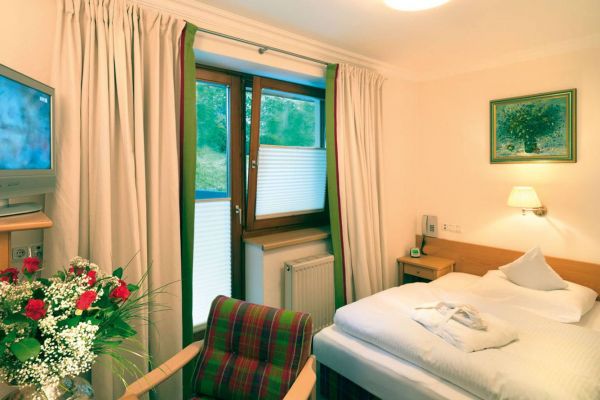 Single room, 20 m² with shower, WC, balcony, telephone, radio, cable colour-TV, bathrobe, hairdryer and room safe, free WLAN