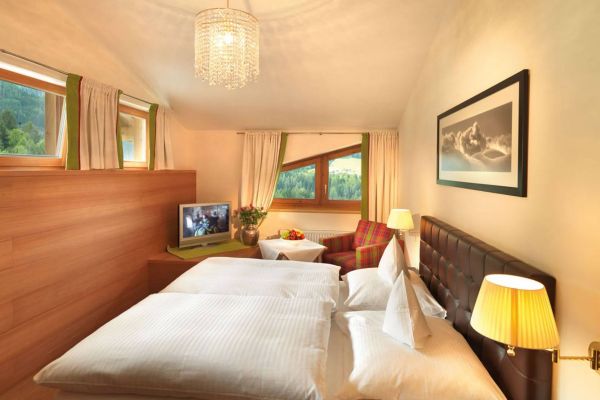 Junior family suite I & II, 40 m² with sep. sleeping room, shower, WC, balcony, telephone, radio, 2 x cable colour-TV, bathrobes, hairdryer and room safe, free WLAN
