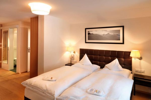 Kombi family room, 56 m², 2 double room with connecting door: both rooms with shower, WC, balcony, telephone, radio, cable colour-TV, bathrobes, hairdryer and room safe, free WLAN