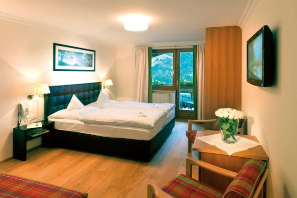 Double room, 26 m² with shower, WC, balcony, telephone, radio, cfromle colour-TV, bathrobes, hairdryer and room safe, free WLAN