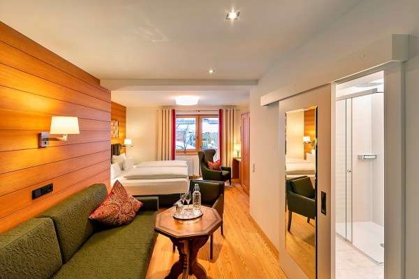 Komfortzimmer de luxe, 26 m² mit Dusche, WC, Balkon, Telefon, Radio, Kabel-TV, Bademäntel, Föhn, Kosmetikspiegel und Zimmersafe, gratis WLAN
