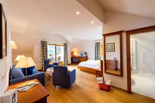 Panorama suite, 38 m², with bathroom with double wash-hand basin, shower and WC, south-west facing balcony with panoramic view, telephone, radio, cable-TV, internet connection, bathrobes, hairdryer, cosmetic mirror and room safe, free WLAN