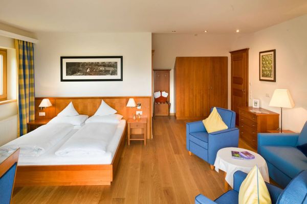 Panorama suite, 38 m², with bathroom with double wash-hand basin, shower and WC, south-west facing balcony with panoramic view, telephone, radio, cable-TV, internet connection, bathrobes, hairdryer, cosmetic mirror and room safe, free WLAN