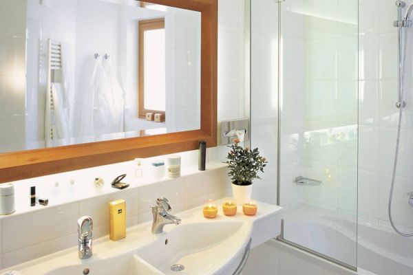 Panorama suite, 38 m², with bathroom with double wash-hand basin, shower and WC, south-west facing balcony with panoramic view, telephone, radio, cable-TV, internet connection, bathrobes, hairdryer, cosmetic mirror and room safe, free WLAN