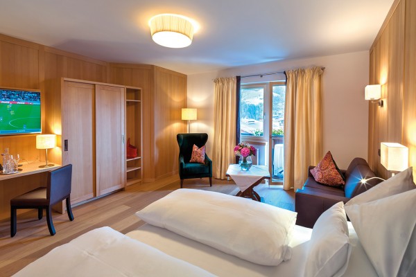 Suite de luxe, 35 m² with living area, shower or bath, some with double wash-hand basin, WC, balcony, telephone, radio, cable colour-TV, bathrobes, hairdryer and room safe, free WLAN