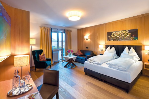 Suite de luxe, 35 m² with living area, shower or bath, some with double wash-hand basin, WC, balcony, telephone, radio, cable colour-TV, bathrobes, hairdryer and room safe, free WLAN
