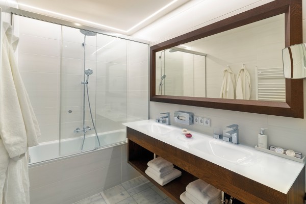 Suite de luxe, 35 m² with living area, shower or bath, some with double wash-hand basin, WC, balcony, telephone, radio, cable colour-TV, bathrobes, hairdryer and room safe, free WLAN