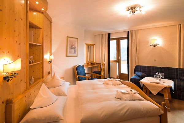 Suite I & II, 35 m² mit Wohnbereich, Dusche oder Bad, teilweise Doppelwaschbecken, WC, Balkon, Telefon, Radio, Kabel-TV, Bademäntel, Föhn, Kosmetikspiegel und Zimmersafe, gratis WLAN