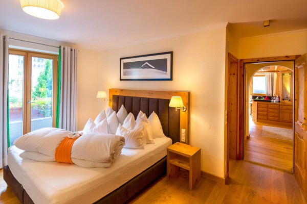 Wellness family suite, 72 m², spacious bathroom with whirlpool bath and separate shower, WC, hallway, master bedroom, second bedroom with separate bed and small bathroom with shower/WC, spacious lounge with Austrian tiled stove, two flatscreen TVs, stereo system, video recorder, telephone, hairdryer, cosmetic mirror, room safe, free WLAN and bathrobes.